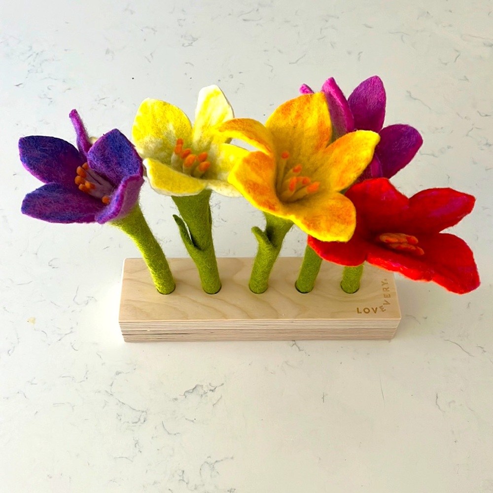 Lovevery Felt Flowers in a Row from The Helper Play Kit Age 2 New Montessori Toy